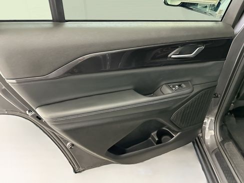 Used 2023 Jeep Grand Cherokee L Laredo image 27