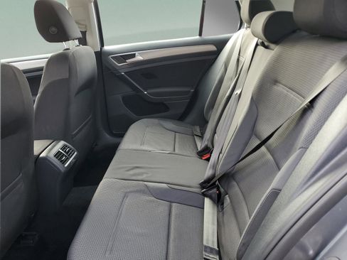 Used 2016 Volkswagen Golf S image 8