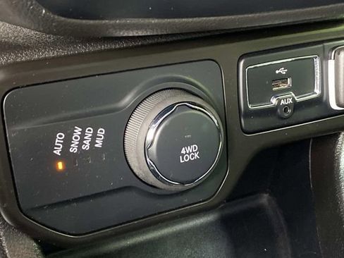 Used 2023 Jeep Renegade Latitude AWD/4WD image 11