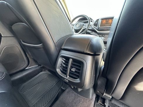 Used 2018 Jeep Cherokee Latitude Plus image 16