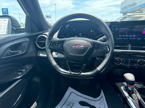 Used 2025 Chevrolet Trax RS w/ Sunroof Package FWD image 25