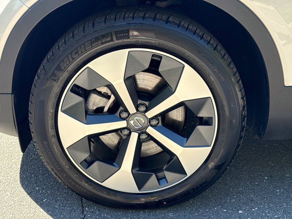 Used 2025 Volvo XC40 B5 Plus AWD/4WD image 15