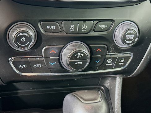 Used 2022 Jeep Cherokee Limited w/ Mopar Interior Package image 23