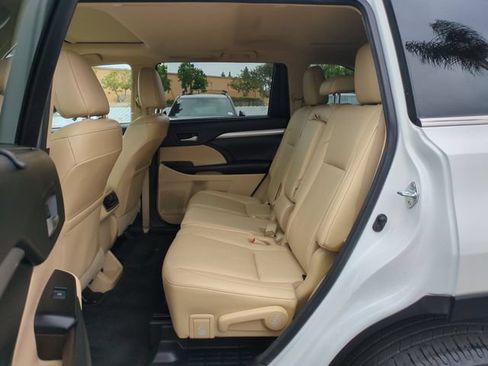 Used 2017 Toyota Highlander XLE w/ Carpet Mat Package AWD/4WD image 29