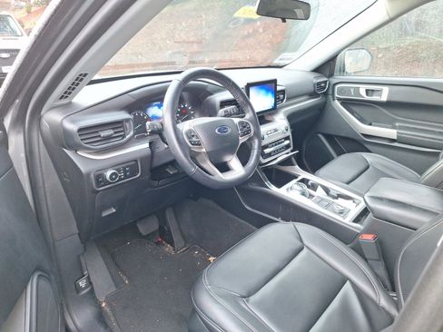 Used 2022 Ford Explorer XLT w/ Equipment Group 202A image 6