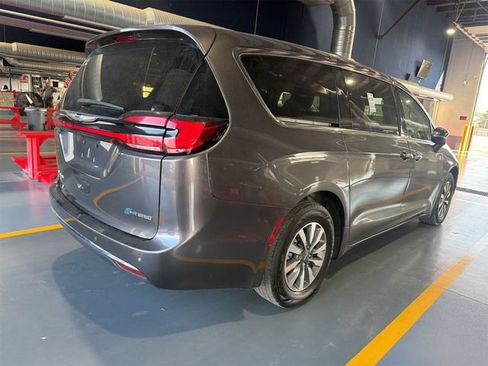 Used 2023 Chrysler Pacifica Touring-L FWD image 3
