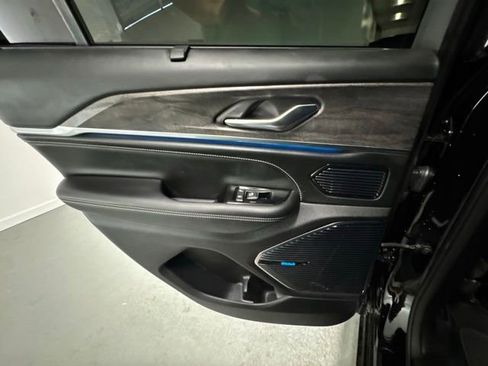 Used 2022 Jeep Grand Cherokee Overland w/ Luxury Tech Group IV RWD image 9