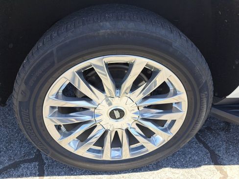 Used 2021 Cadillac Escalade ESV Premium Luxury AWD/4WD image 17