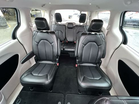 Used 2024 Chrysler Pacifica Touring-L FWD image 23