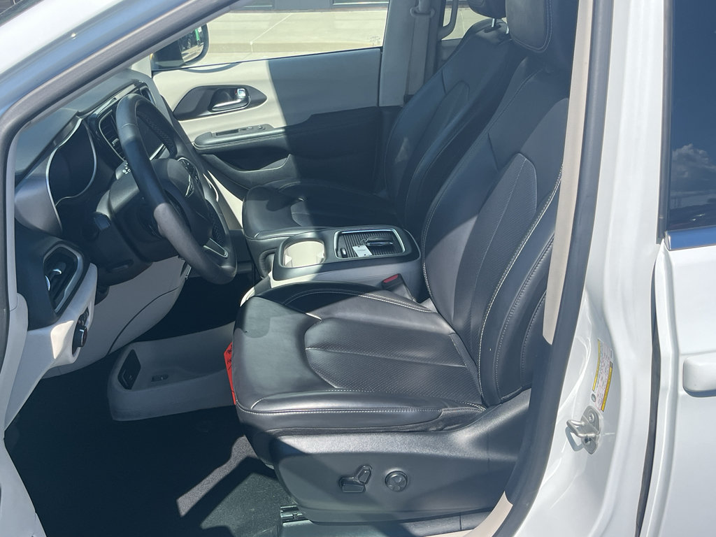 Used 2023 Chrysler Pacifica Touring-L FWD image 39