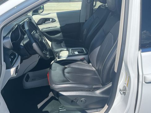 Used 2023 Chrysler Pacifica Touring-L FWD image 39