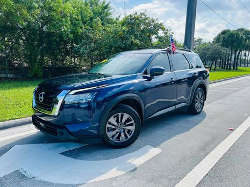 Used 2022 Nissan Pathfinder SV FWD image 1