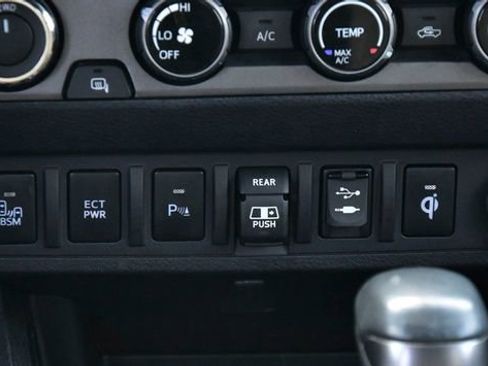 Used 2018 Toyota Tacoma TRD Sport image 22