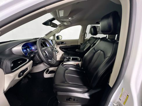 Used 2023 Chrysler Pacifica Touring-L FWD image 14