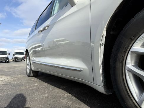 Used 2017 Chrysler Pacifica Touring-L Plus w/ Advanced Safetytec Group image 10