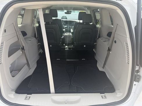 Used 2024 Chrysler Pacifica Touring-L image 18