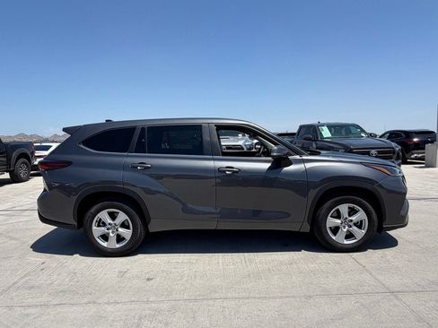 Used 2025 Toyota Highlander LE FWD image 3