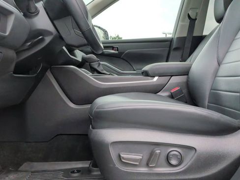 Used 2024 Toyota Highlander XLE FWD image 15