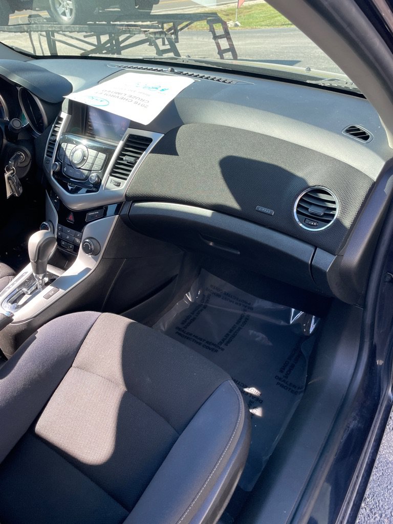 Used 2016 Chevrolet Cruze LT w/ Technology Package FWD image 21