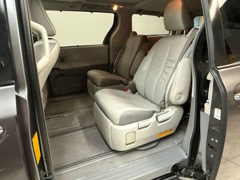 Used 2011 Toyota Sienna Limited image 33