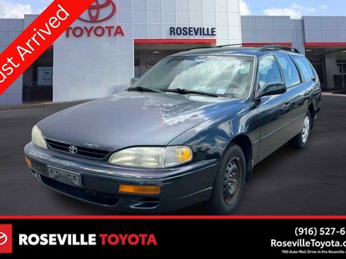 Used 1995 Toyota Camry LE FWD image 1