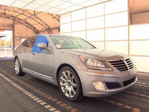 Used 2012 Hyundai Equus Signature RWD image 4