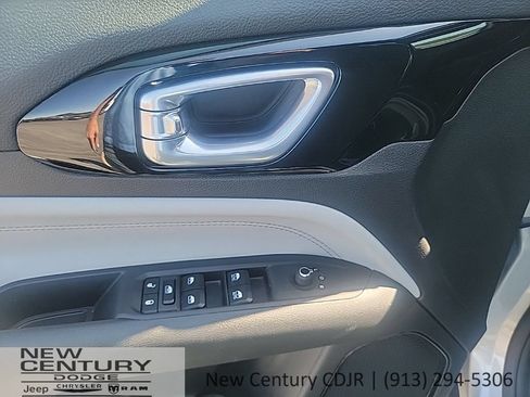 Used 2025 Jeep Compass Limited AWD/4WD image 9