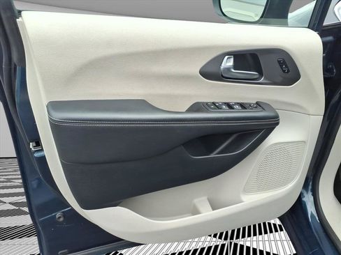 Used 2023 Chrysler Pacifica Touring-L FWD image 16