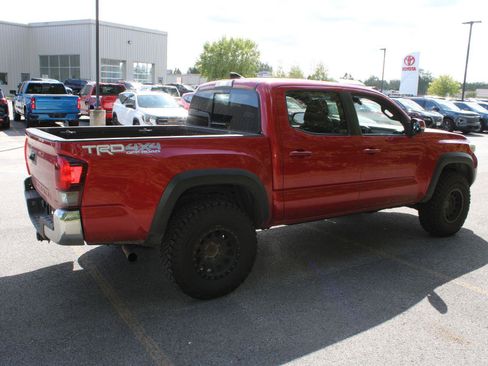 Used 2019 Toyota Tacoma TRD Off-Road AWD/4WD image 4