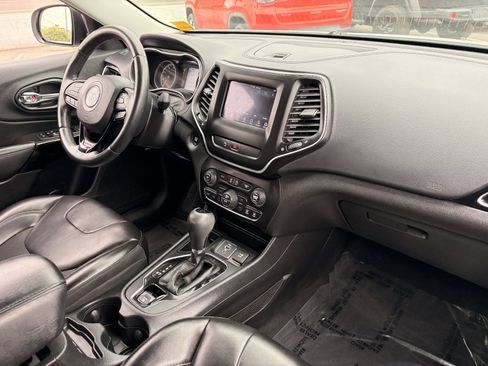Used 2019 Jeep Cherokee Latitude Plus FWD image 12