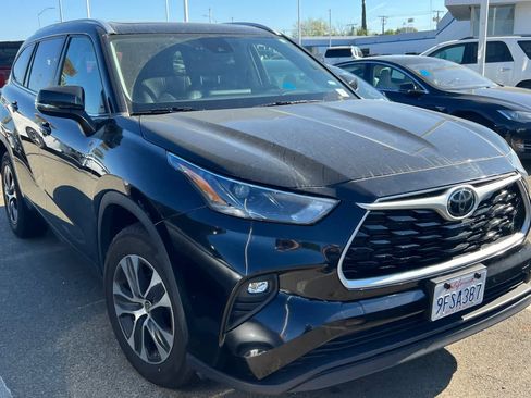 Used 2023 Toyota Highlander XLE image 3