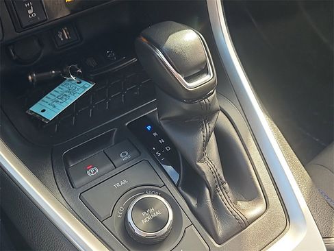 Used 2024 Toyota RAV4 SE image 28