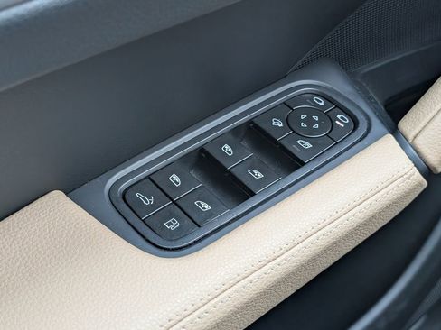 Certified 2025 Porsche Cayenne E-Hybrid AWD/4WD image 31
