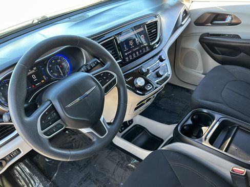 Used 2018 Chrysler Pacifica Touring Plus image 19