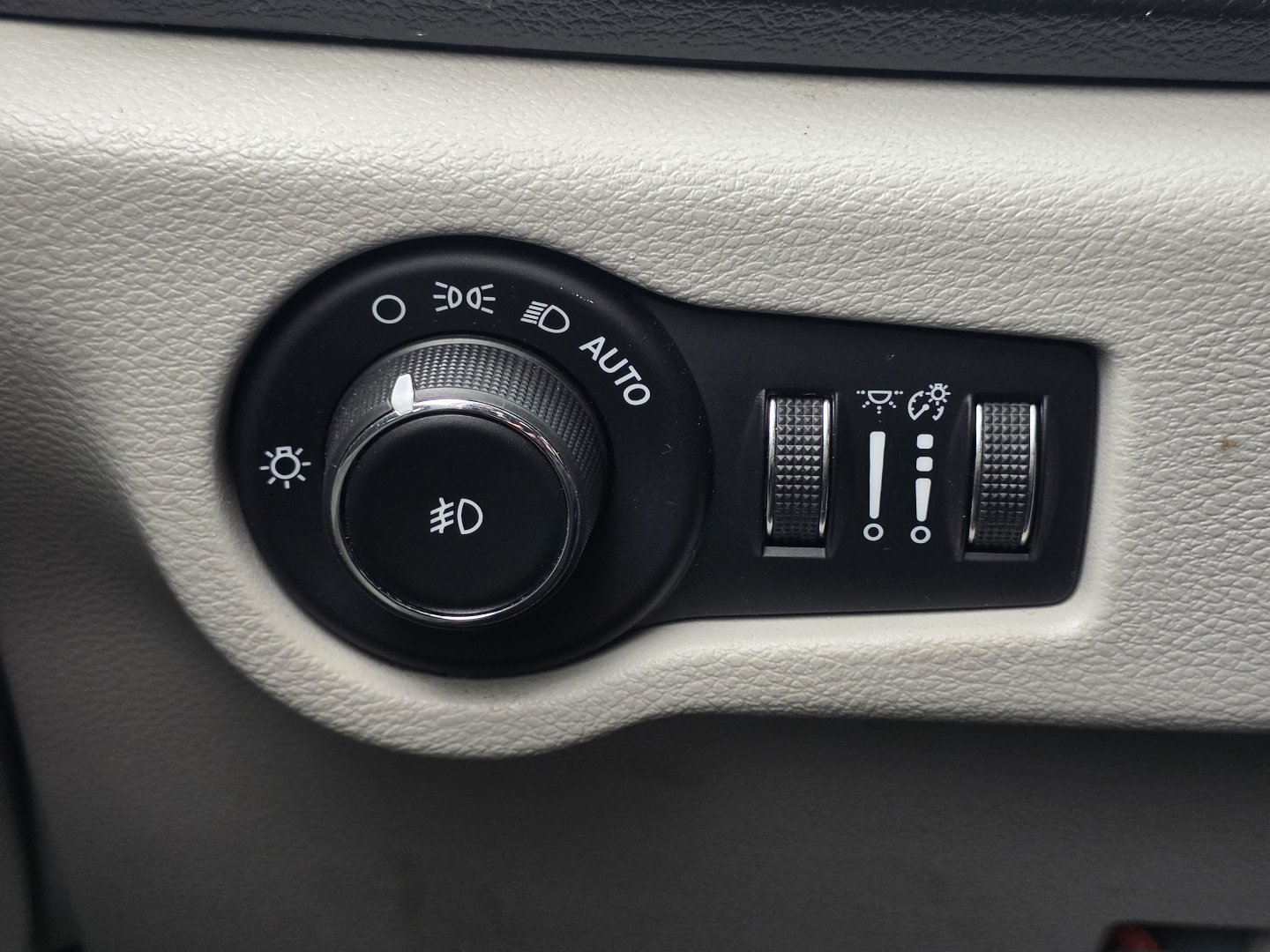 Used 2018 Chrysler Pacifica Touring-L FWD image 5