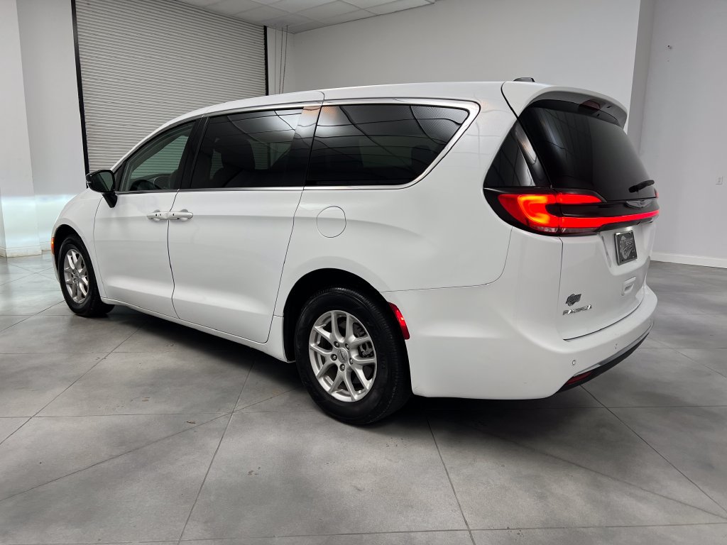 Used 2024 Chrysler Pacifica Touring-L FWD image 6