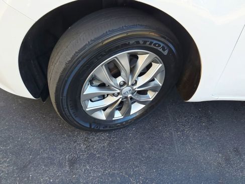 Used 2020 Kia Sedona LX image 42