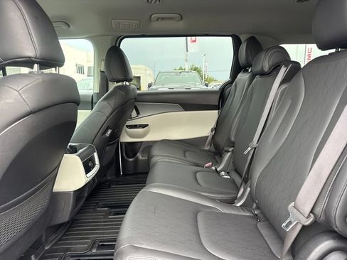 Used 2024 Kia Carnival LX FWD image 11
