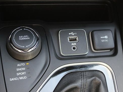 Used 2021 Jeep Cherokee Limited image 8