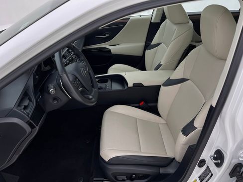 Used 2025 Lexus ES 300h w/ Premium Package image 11