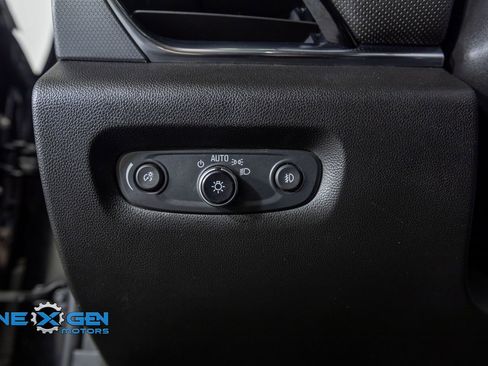 Used 2020 Chevrolet Traverse Premier FWD image 13