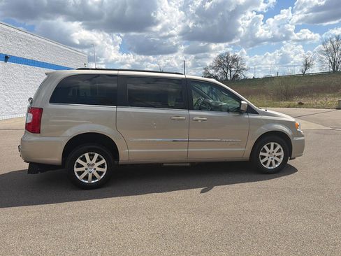 Used 2016 Chrysler Town & Country Touring FWD image 6