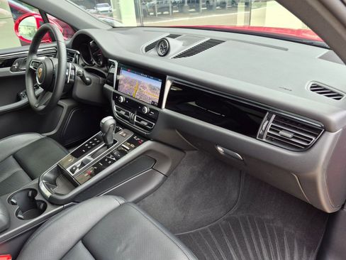 Certified 2025 Porsche Macan AWD/4WD image 24