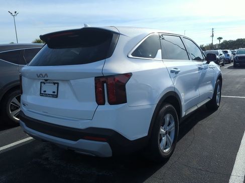 Certified 2025 Kia Sorento LX image 9