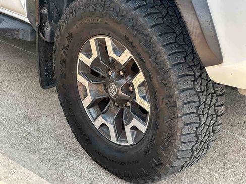 Used 2017 Toyota Tacoma TRD Off-Road w/ Tow Package image 4