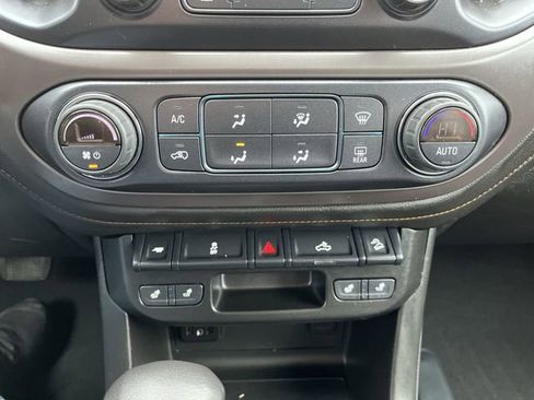 Used 2022 GMC Canyon AT4 w/ Trailering Package image 18