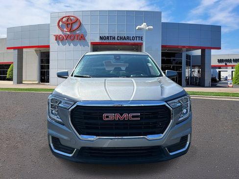 Used 2024 GMC Terrain SLE FWD image 3
