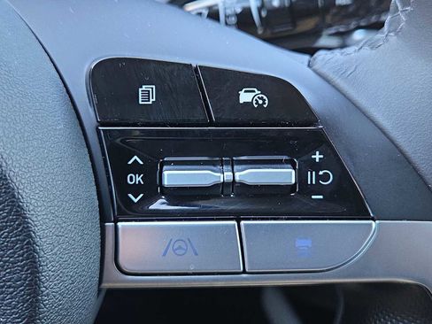 Used 2025 Hyundai Elantra Limited image 25