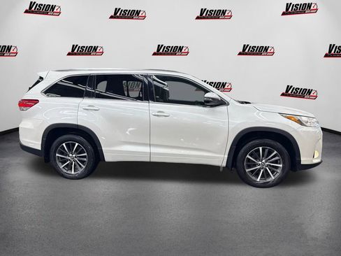 Used 2017 Toyota Highlander AWD V6 image 4