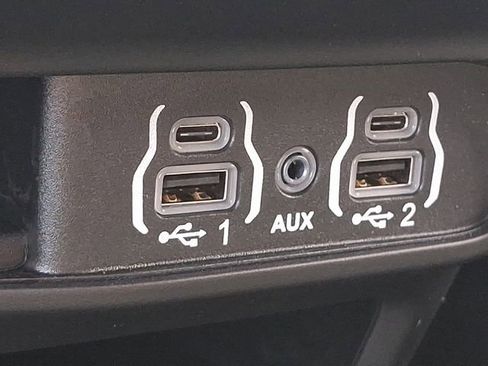 Used 2025 Chrysler Pacifica Select image 25